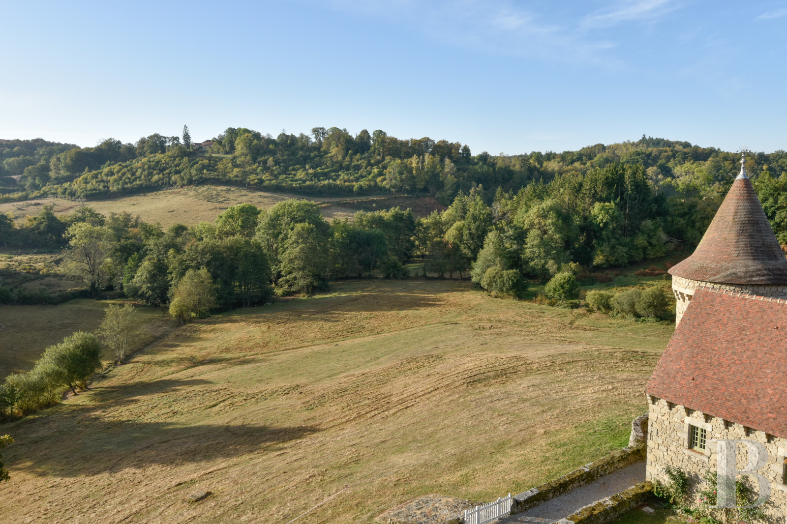 En Limousin, dans le sud-est de la Creuse et à proximité d’Aubusson, un logis indépendant du 17e siècle au centre d’une place forte médiévale,  - photo  n°35